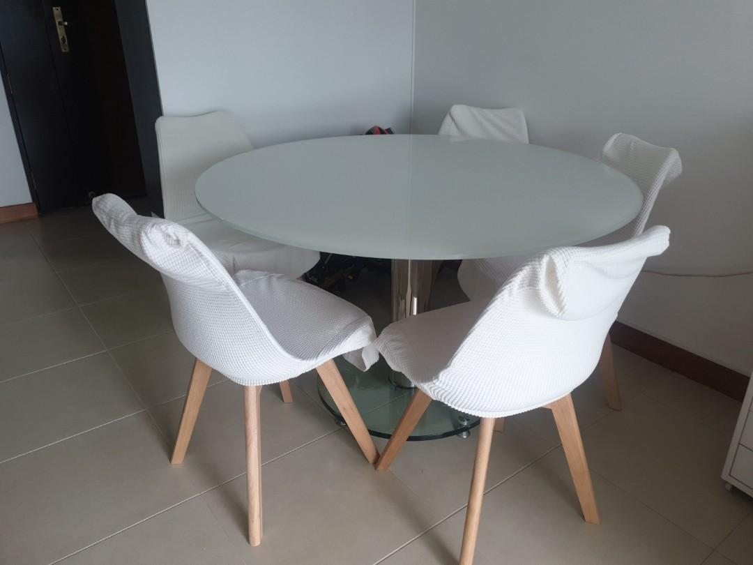 Dining Table Round (Category: Tables & Sets) located in Singapore. Submitted by lynntan05 (Listing ID 1126609543, Image 2). Description: Tempered Glass Round Table for 6 seaters but I only have 5 chairs..