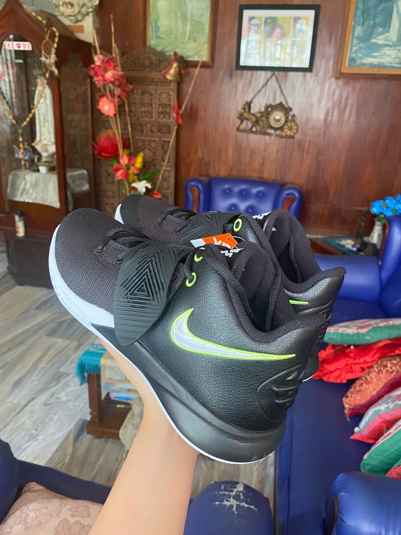 Nike kyrie triple black top