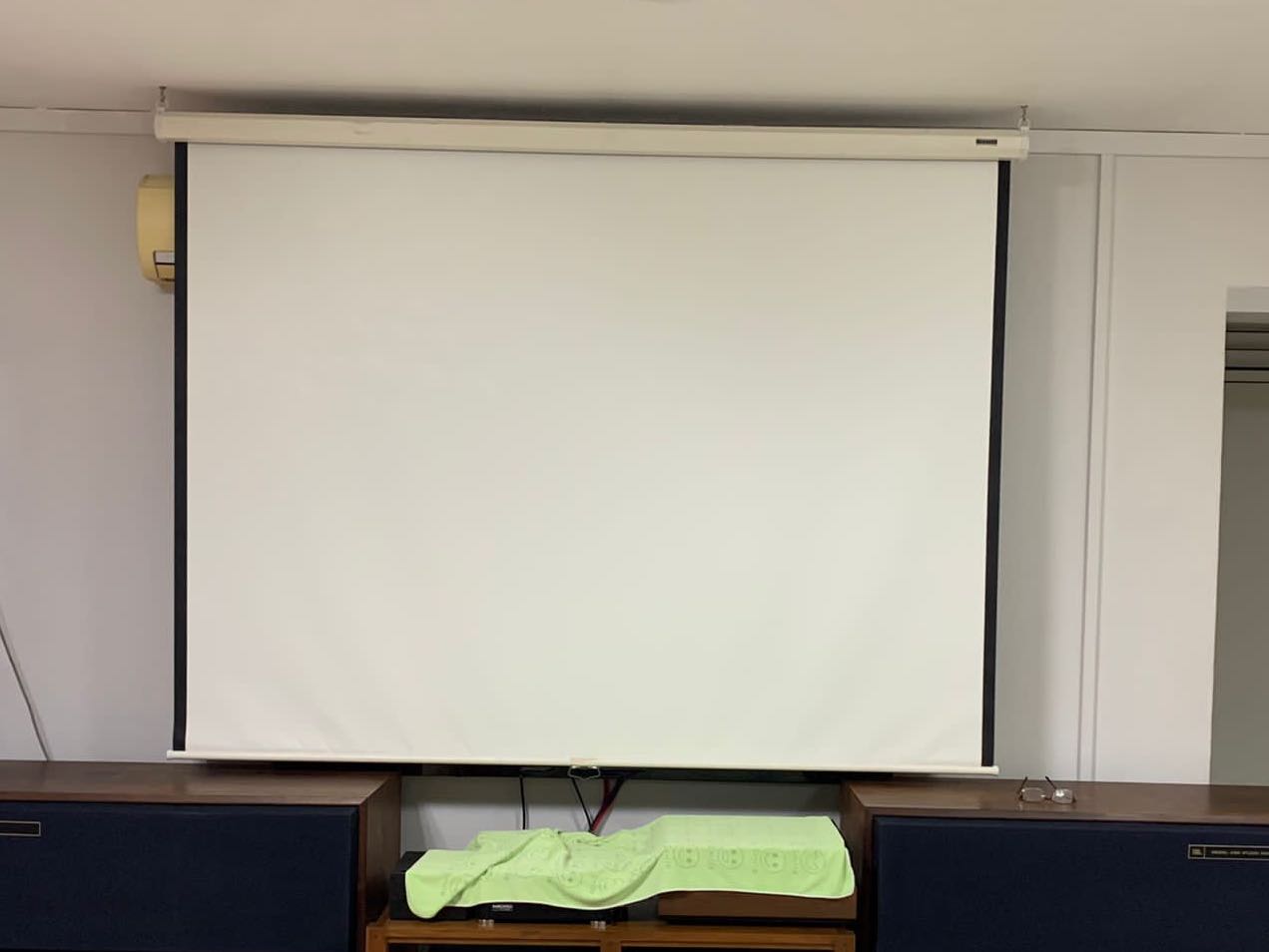 Overhead projector screen, TV & Home Appliances, TV & Entertainment, Projectors on Carousell