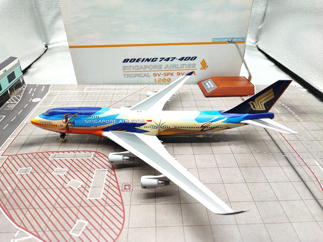 1:200 Singapore Airlines B747-400 (Tropical Livery) 9V-SPL, Toys