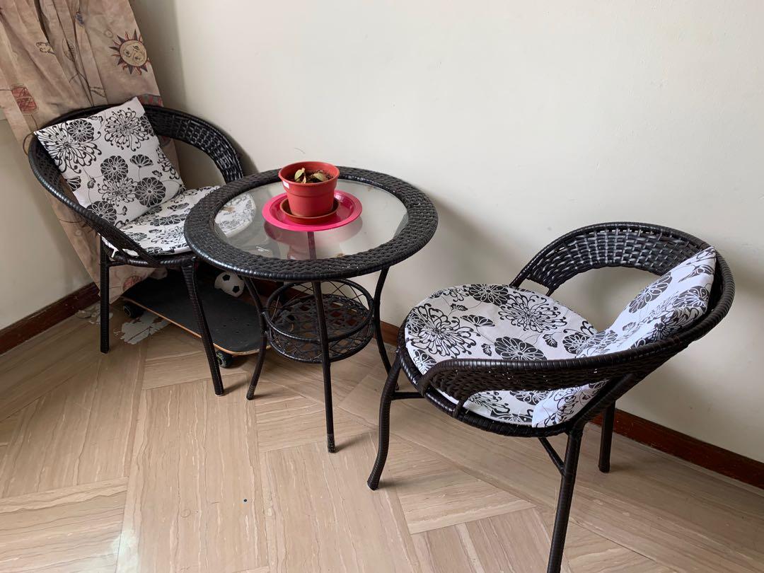 Small coffee table with 2 outlet chairs