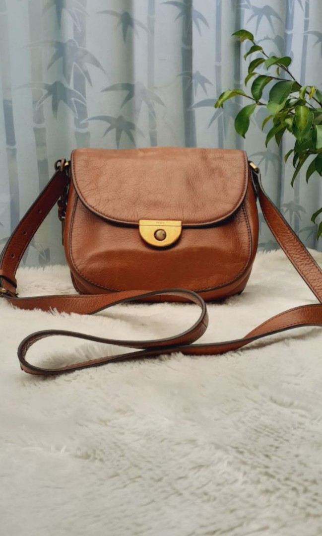 FOSSIL Emi Saddle leather Bag, Barang Mewah, Tas & Dompet di Carousell