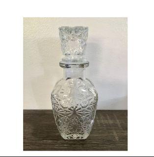 Glass bottle or decanter with lid