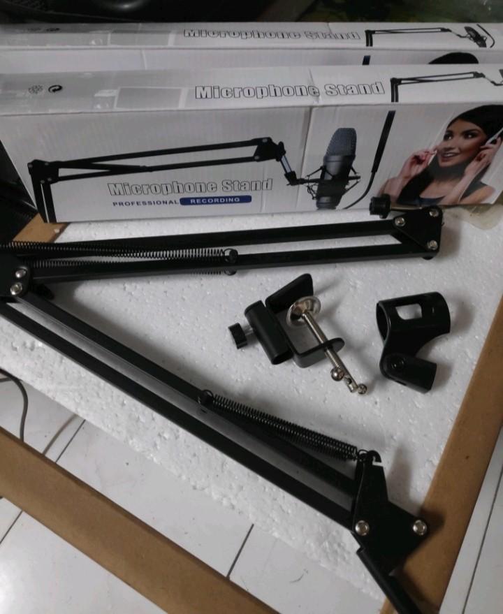 Microphone Stand (Category: Portable Audio Accessories) located in Quezon City. Submitted by goodviberco (Listing ID 1123142554, Image 2). Description: .
