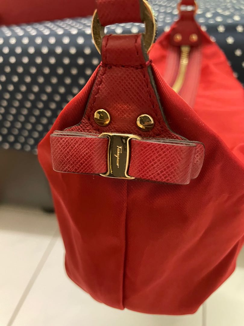 Salvatore ferragamo sales vara shoulder bag