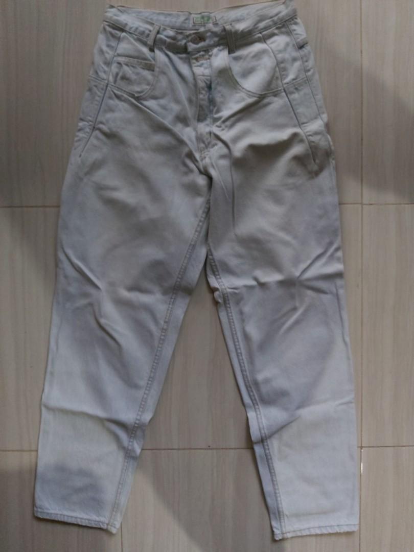 Vintage Guess Jeans Light Wash (Category: Jeans) located in Davao. Submitted by platter21 (Listing ID 1123217578, Image 1). Description: Vintage Guess Jeans Size 33.