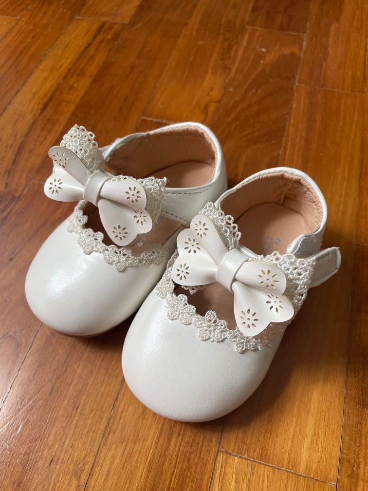 Girls white top bow shoes