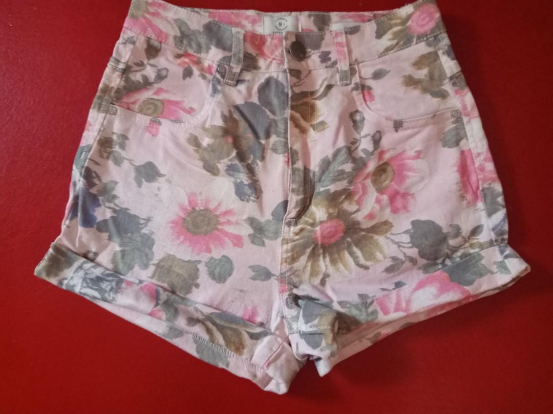 Bundle of 4 (Category: Shorts) located in Cavite. Submitted by stuffby_c (Listing ID 1126756605, Image 2). Description: bundle of 4 no flaw needs iron small sizes.