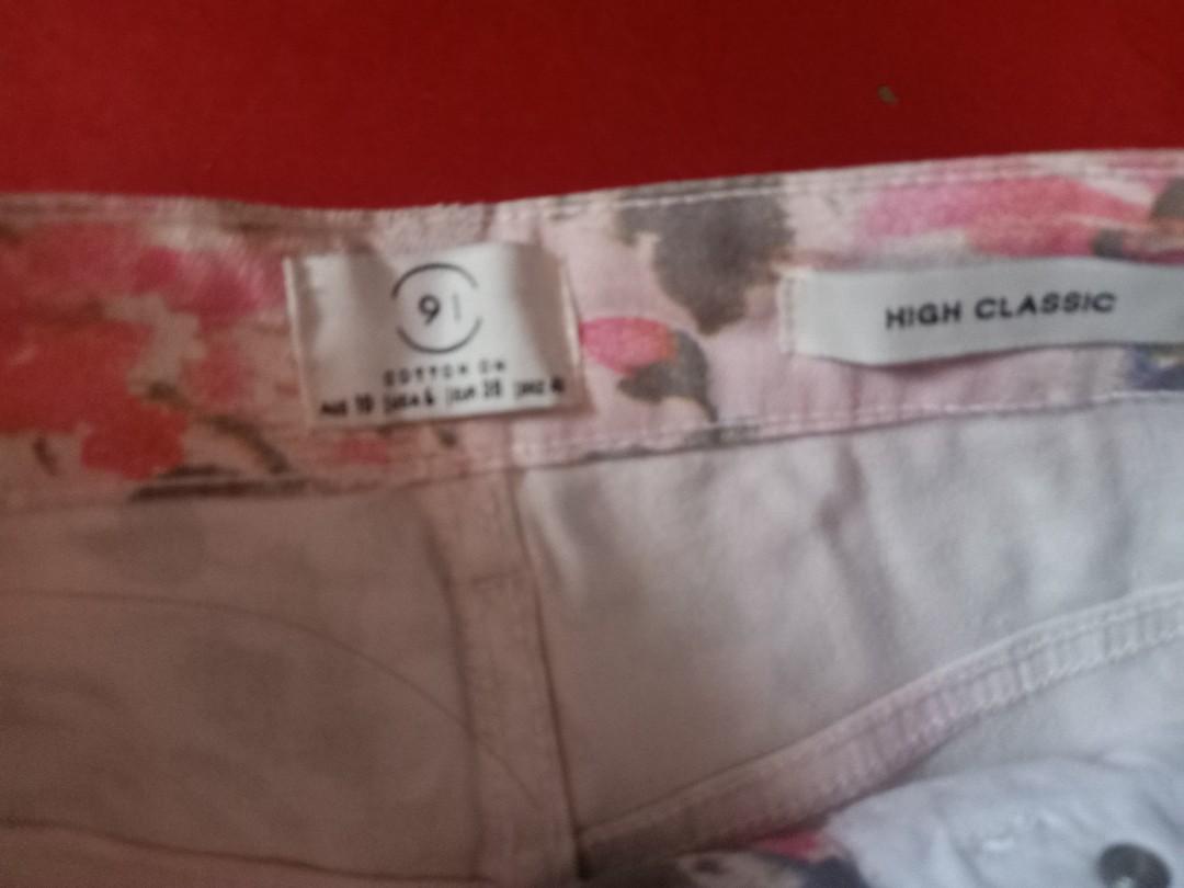 Bundle of 4 (Category: Shorts) located in Cavite. Submitted by stuffby_c (Listing ID 1126756605, Image 3). Description: bundle of 4 no flaw needs iron small sizes.