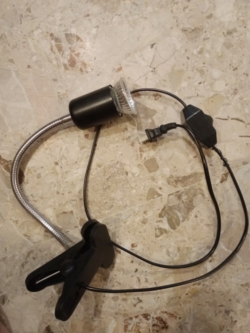 Clip attachable UV light holder with adjustable knob, Pet Supplies