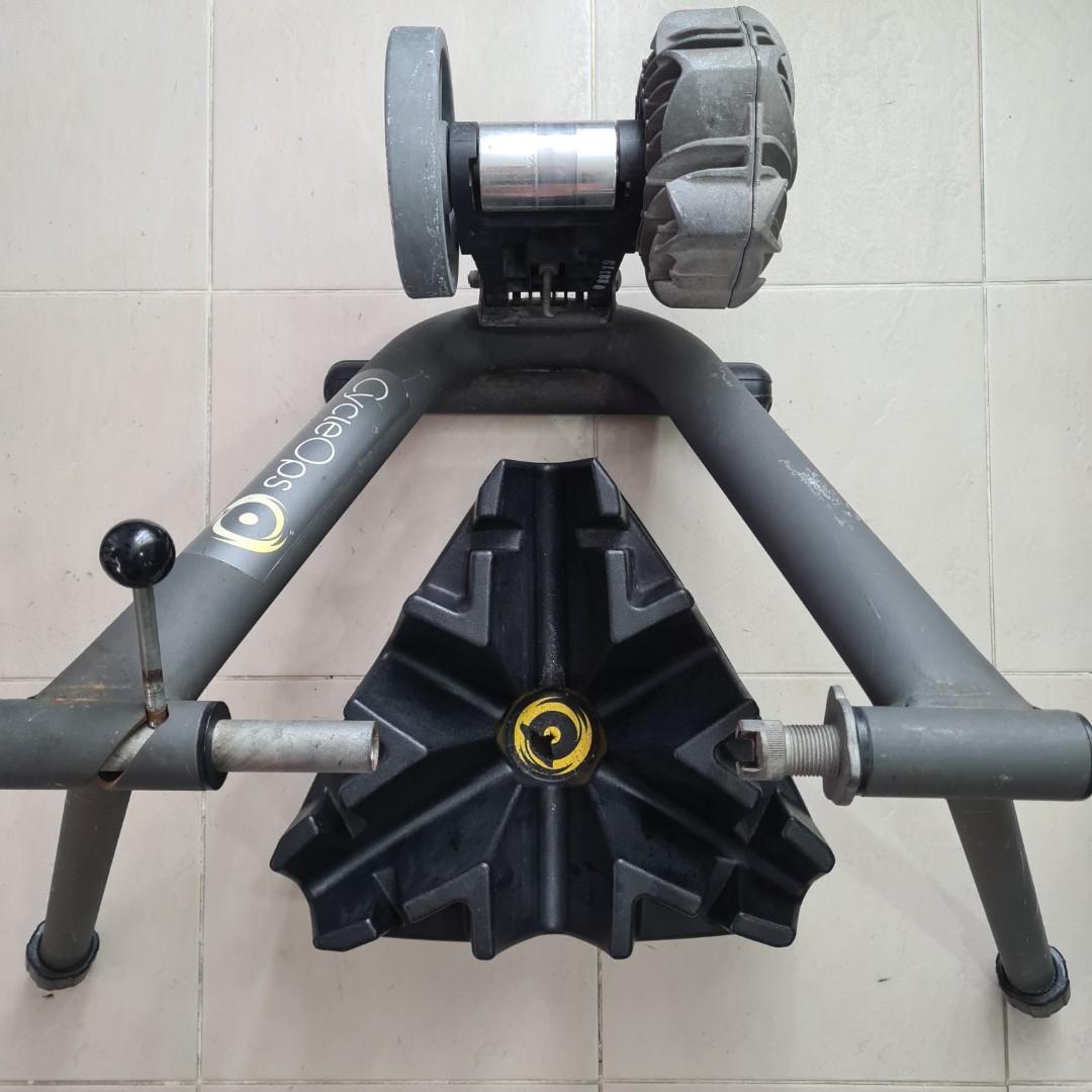 CycleOps Fluid 2 Bicycle Trainer + Riser Block, Sports Equipment