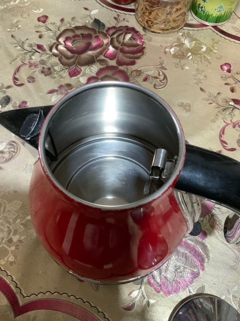 Kettle (Category: Other Kitchenware & Tableware) located in Singapore. Submitted by ivy237 (Listing ID 1126731374, Image 3). Description: Delonghi Kettle. 1.7L Still in very good condition. Fast boiling. Solid material: stainless steel Discount for Fast deal .