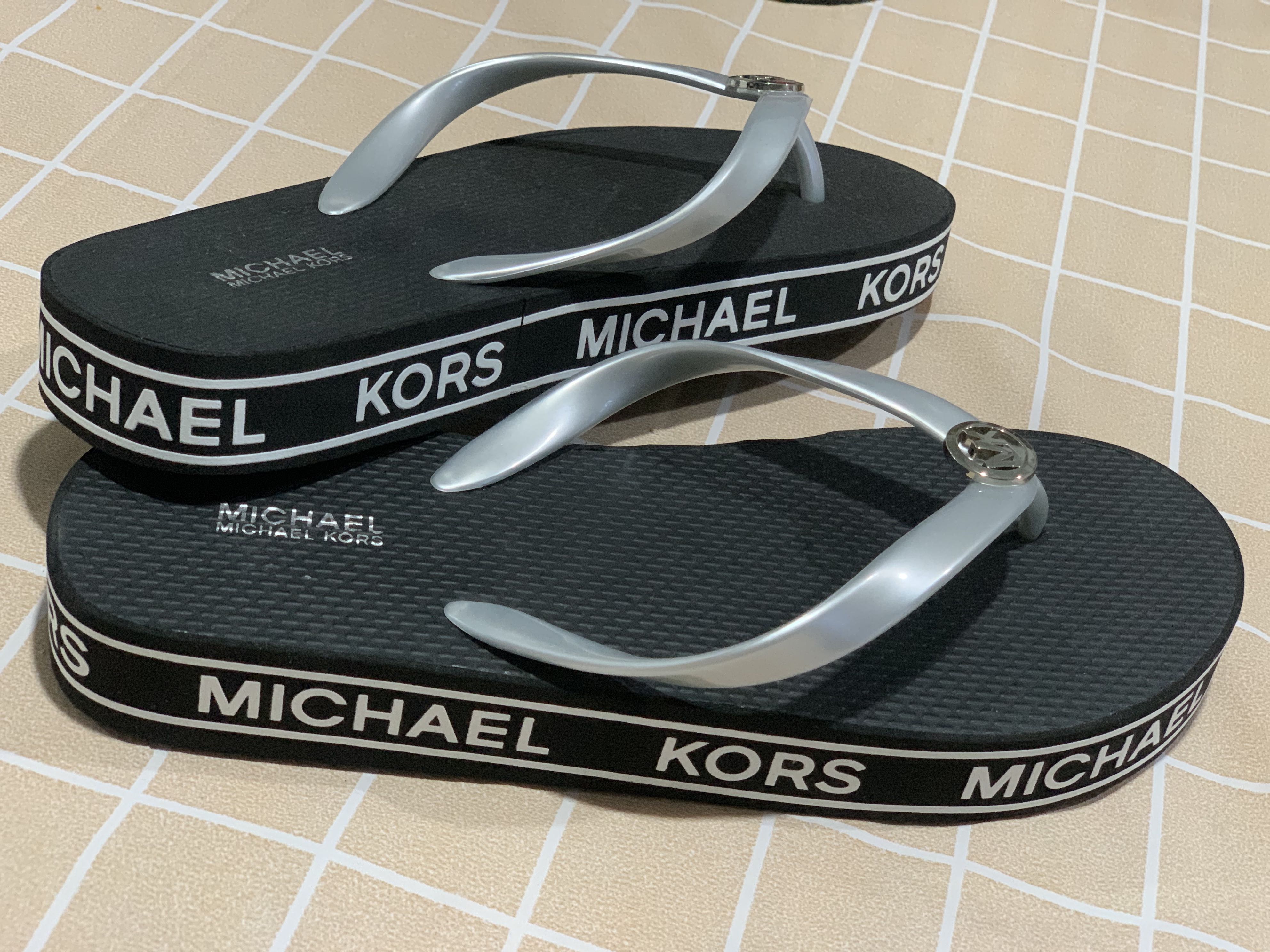 Michael Kors slippers, Women's Fashion, Footwear, Flats & Sandals on