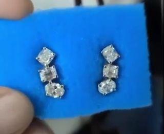 Natural diamonds stud earrings