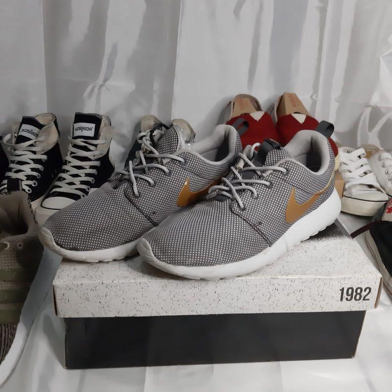 nike grey and gold shoes