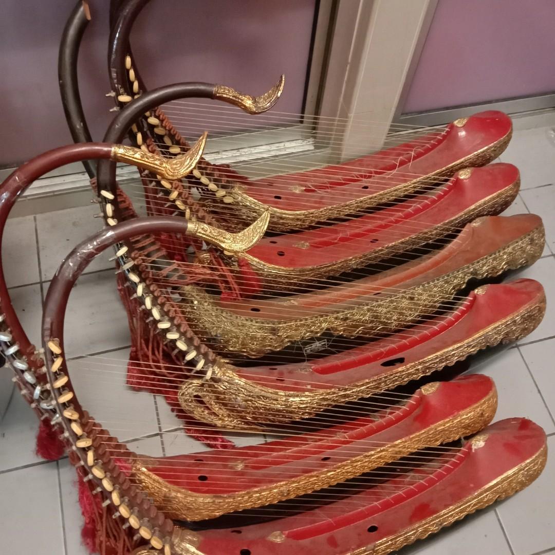 Kyo deals string instruments
