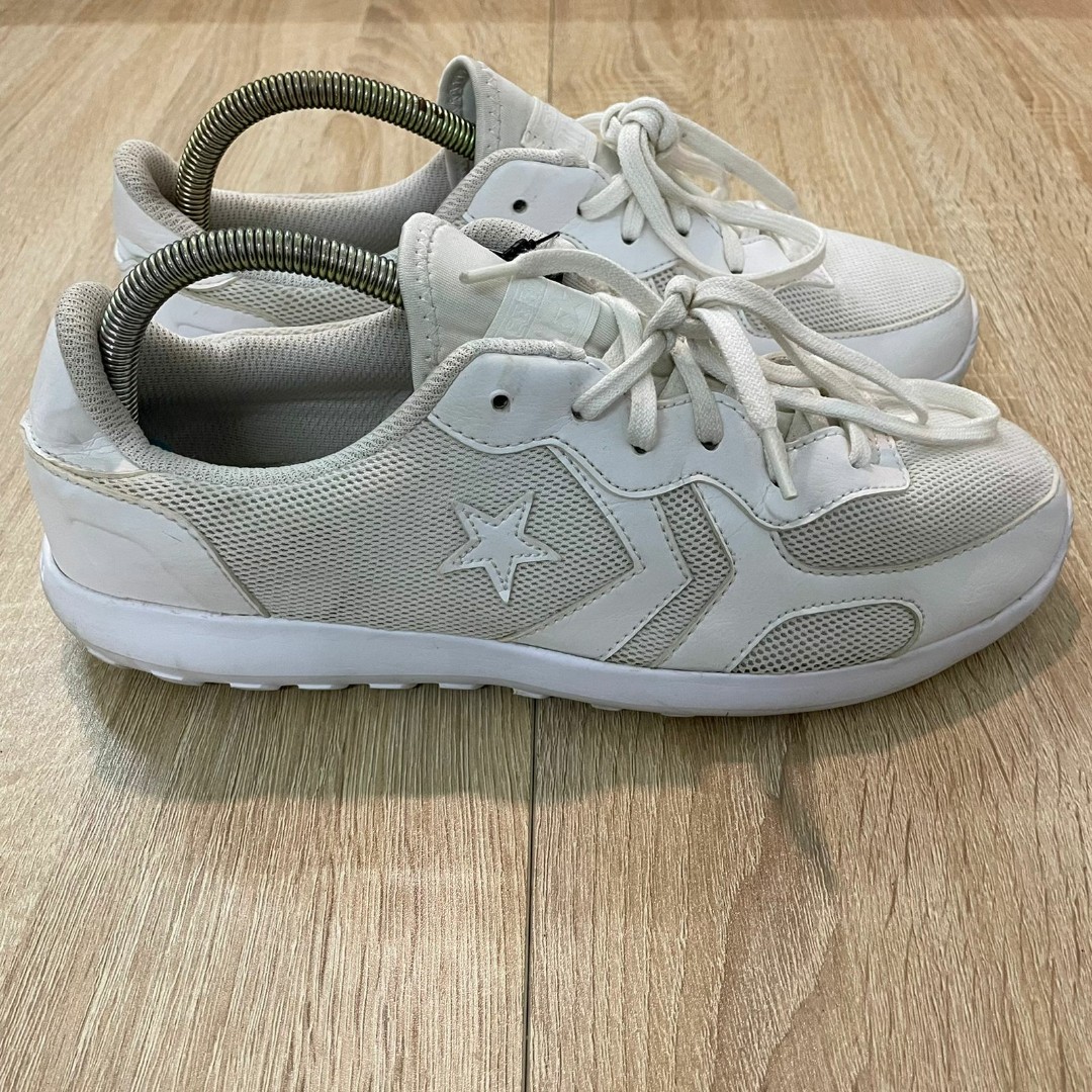 converse thunderbolt on feet