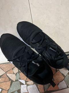 Size 9 Nike men’s legend essential training black shoes
