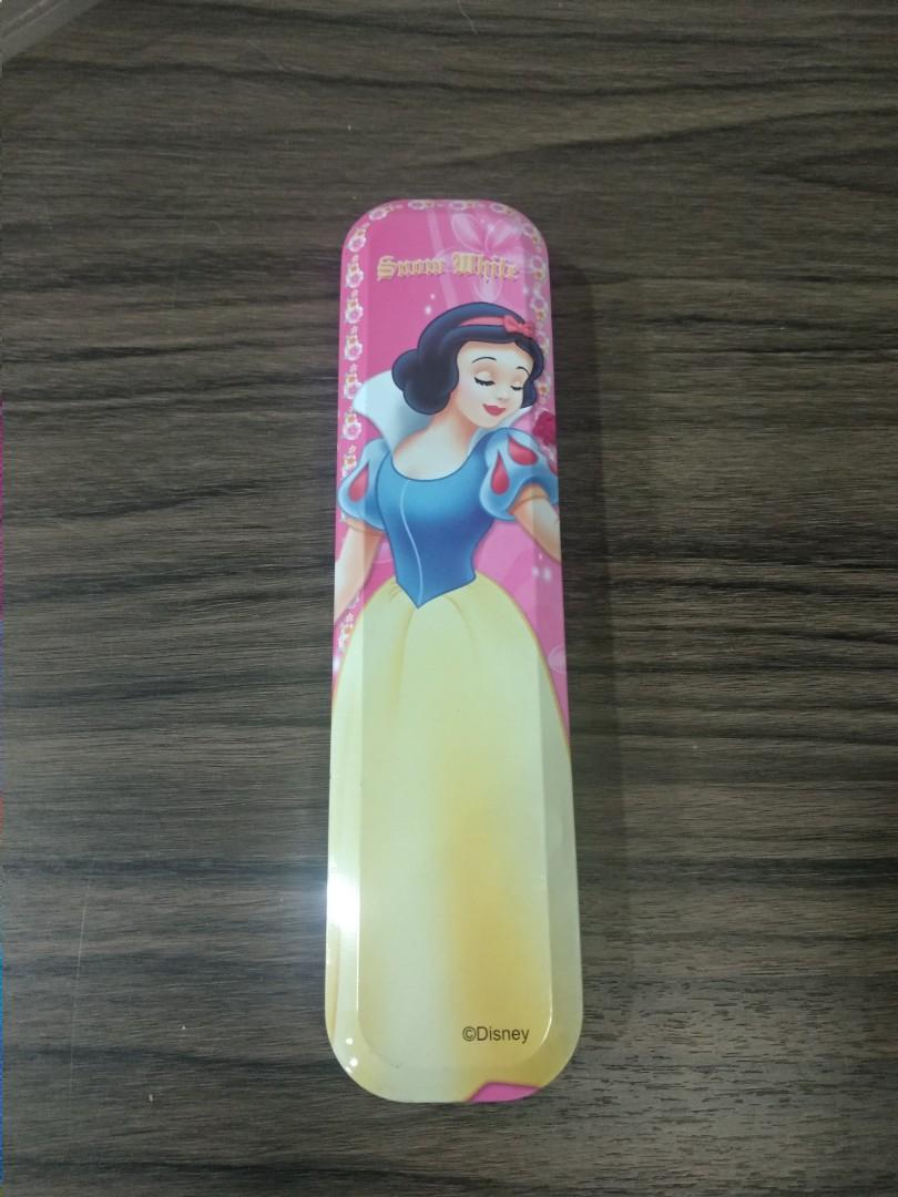 Snow White Pencil Case (Metal) (Category: Stationery & School Supplies) located in Quezon City. Submitted by chocolatina (Listing ID 1126738044, Image 1). Description: Snow White Pencil Case (Metal) 2 layers Length 20 cm Width 5 cm Pick up location: Brgy Immaculate Concepcion Shipping can be arranged as long as buyer agrees to shoulder the shipping fee Mode of payment: Gcash/Maya.