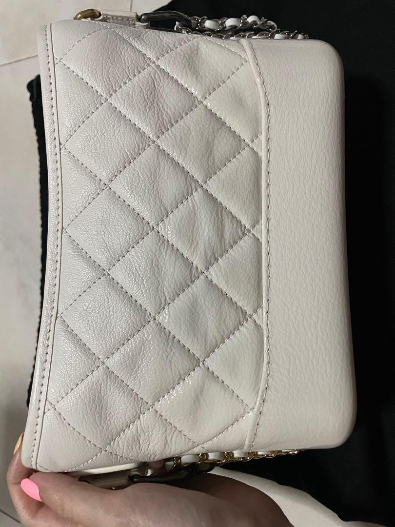 The most perfect little Chanel Gabrielle hobo bag in white chevron 🤍  (click to shop)