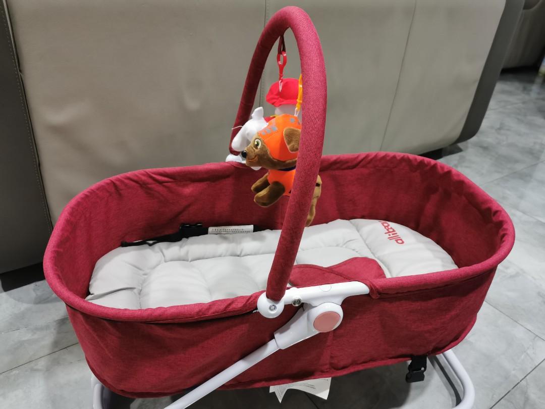 Foldable rocking 2025 bassinet