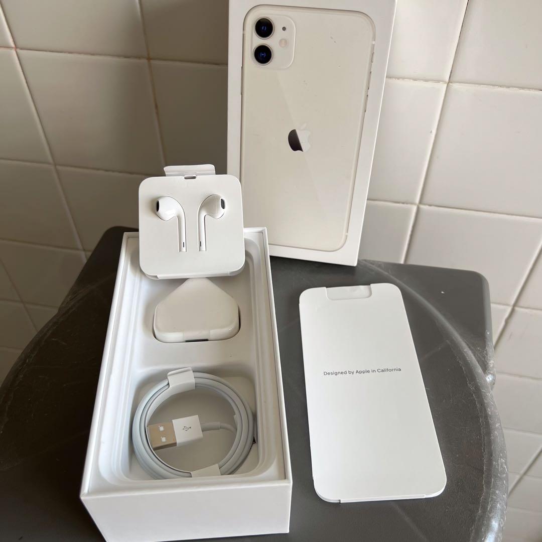 Iphone 11 128gb hotsell with charger and earphones