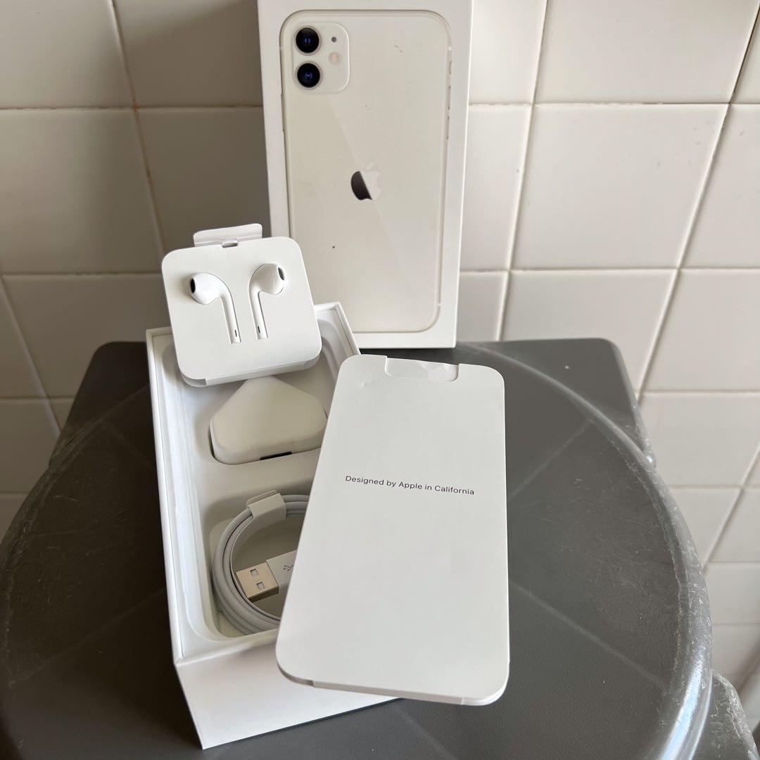 Iphone 11 comes sales with charger and earphones