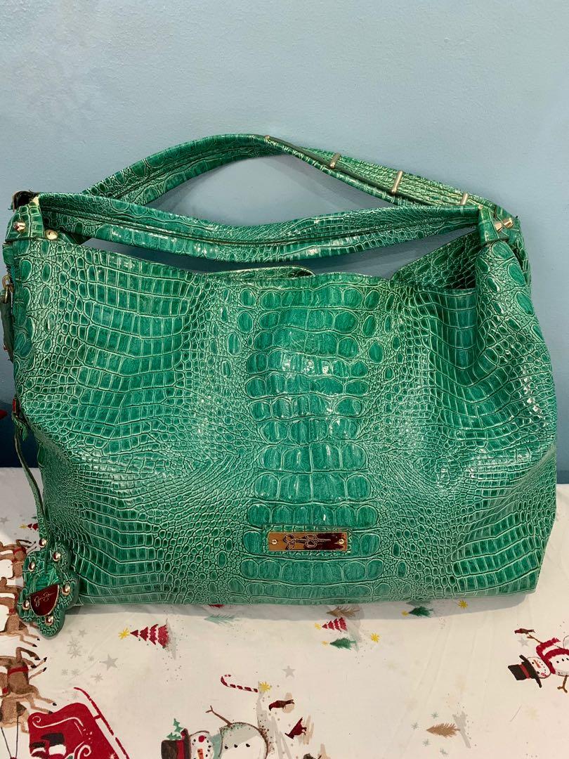 Jessica Simpson Bag (Category: Shoulder Bags) located in Marikina City. Submitted by livecat_f1c718 (Listing ID 1126999694, Image 1). Description: Preloved Jessica Simpson Bag. Large to XL size. Still in good condition. See pics for flaws. .