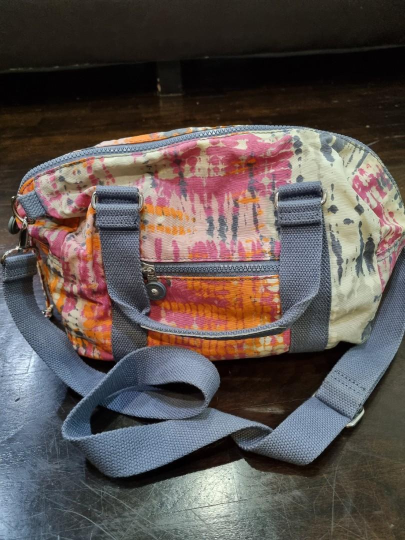 Kipling (Category: Cross-body Bags) located in Singapore. Submitted by Neoisme (Listing ID 1127078679, Image 3). Description: Well used Kipling bag, still in very good condition. Price reduced so its fixed! Thanks.