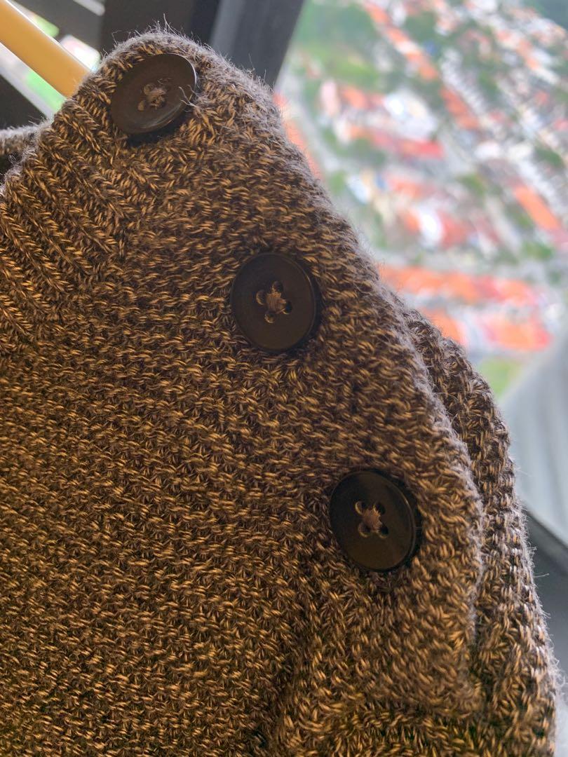 Pull &Bear Sweater (Category: Hoodies) located in Kuala Lumpur. Submitted by eunicers (Listing ID 1127108564, Image 3). Description: - Condition 10/10 - Wore it once to try only .