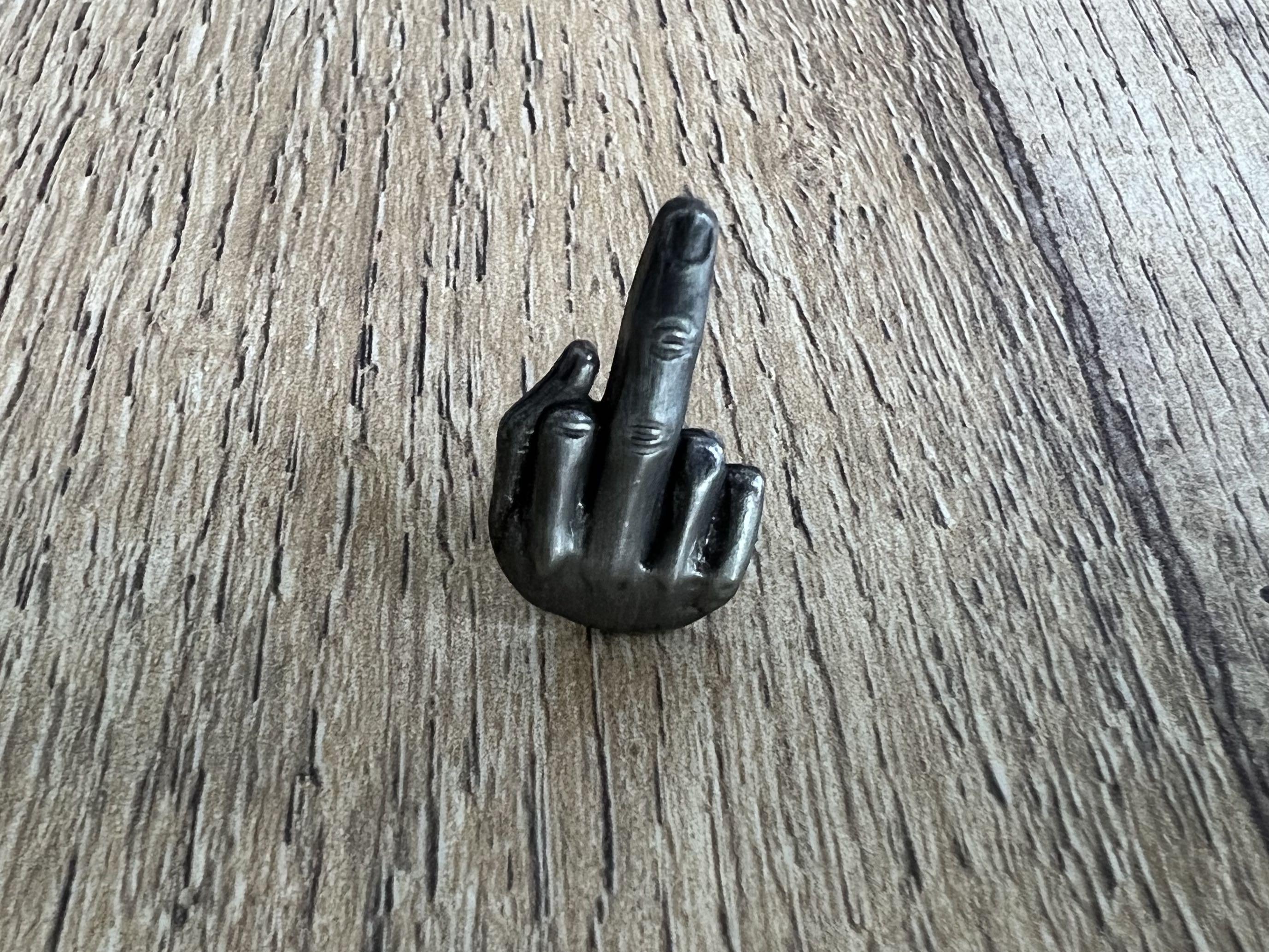 Supreme clearance middle finger