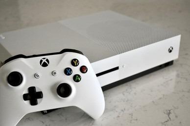 XBOX ONE S (RDR 2, Rainbow six siege), Video Gaming, Video Game 