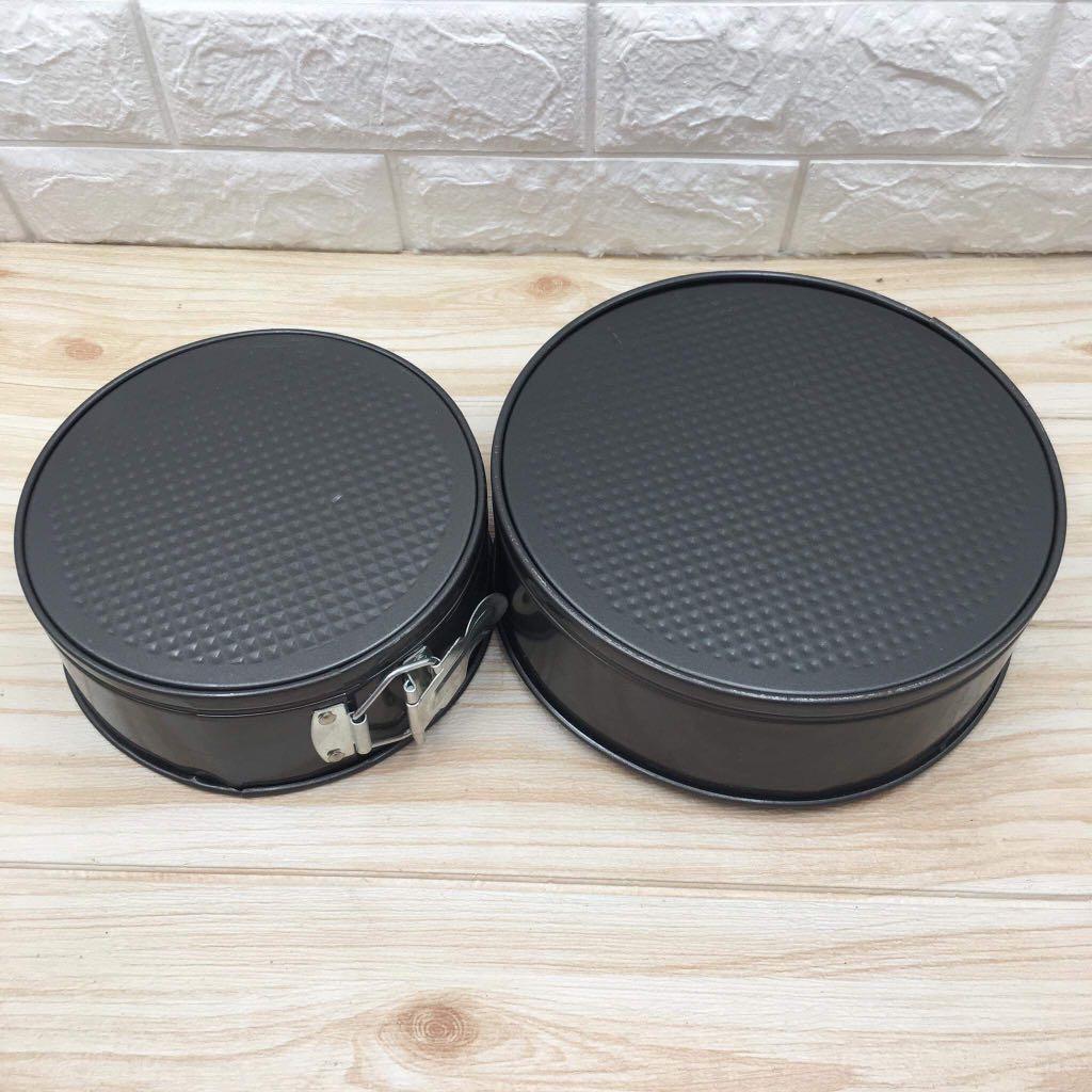 2pcs non stick round cake molder - k001 (Category: Bakeware) located in Pasay City. Submitted by meostore (Listing ID 1127215332, Image 2). Description: Issue: dented item and slightly scratches..