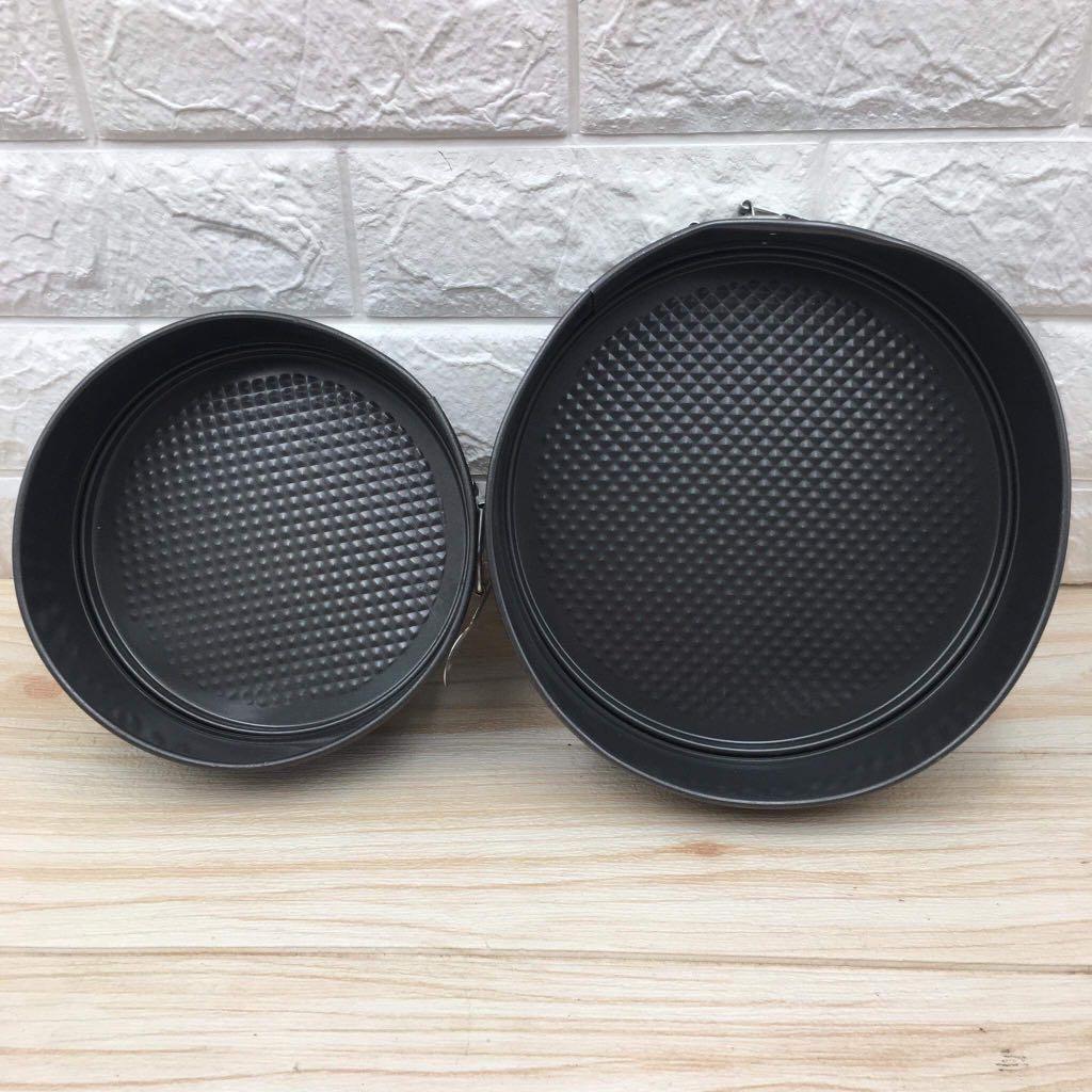 2pcs non stick round cake molder - k001 (Category: Bakeware) located in Pasay City. Submitted by meostore (Listing ID 1127215332, Image 1). Description: Issue: dented item and slightly scratches..