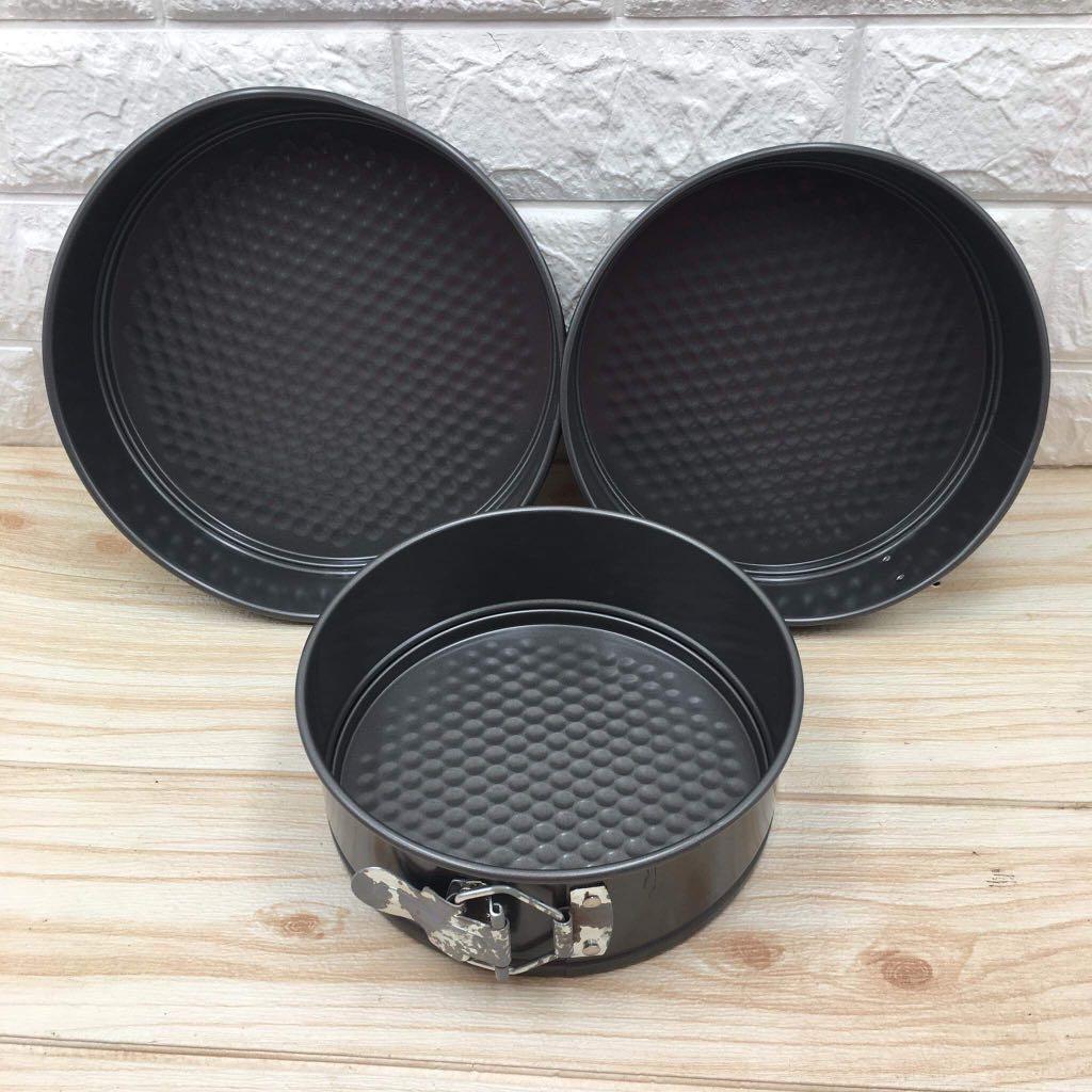 3pcs Non - Stick Cake Molder Bakeware Set - k001 (Category: Bakeware) located in Pasay City. Submitted by meostore (Listing ID 1127209703, Image 3). Description: Note: with slightly scratch and slightly dented item and faded locked..