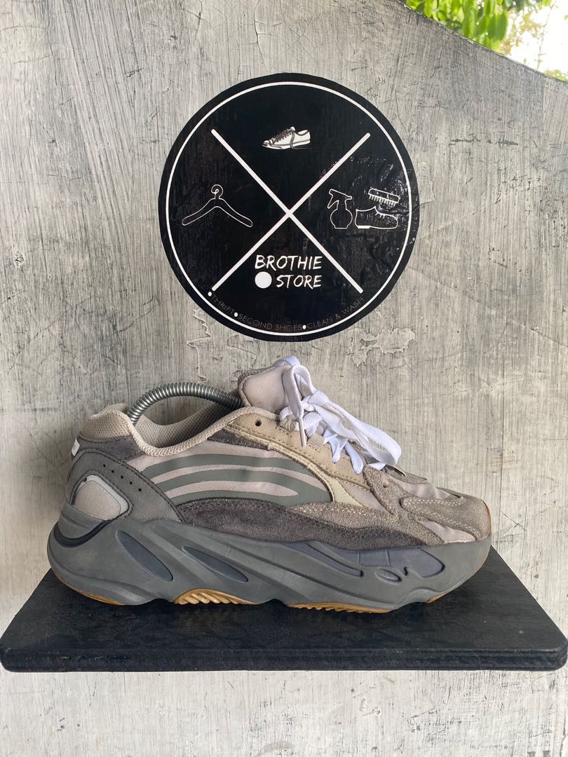 Adidas yeezy 700, Fesyen Pria, Sepatu 