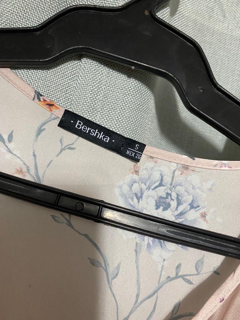 Bershka top (Category: Blouses) located in Quezon City. Submitted by margaaa01 (Listing ID 1127183374, Image 2). Description: .