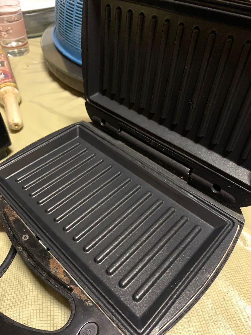 Black & Decker Sandwich Grill (Category: Breadmakers) located in Las Pinas. Submitted by totsandtoddsph (Listing ID 1127320564, Image 2). Description: Used a few times. Needs cleaning due to storage but works perfectly fine..
