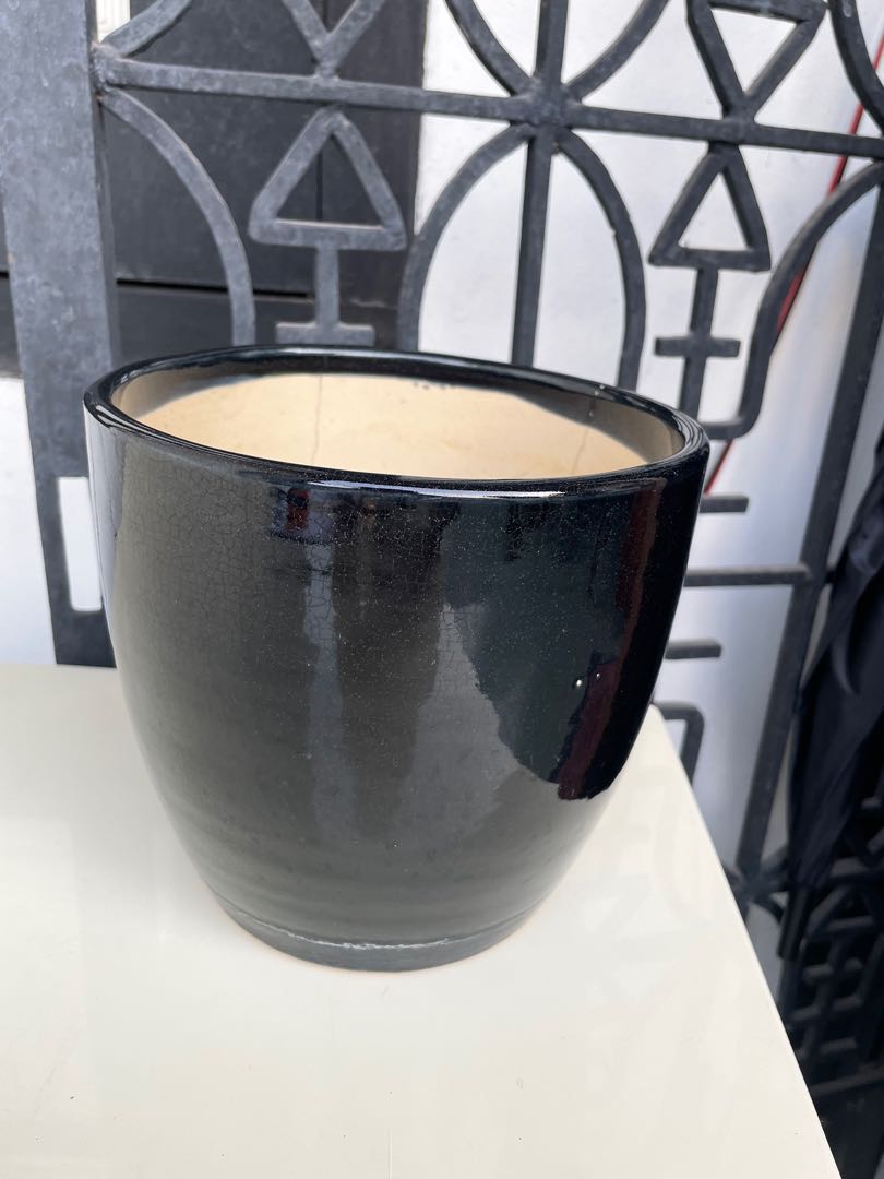 Black ceramic plant pot ( with small hairline crack ), Furniture & Home