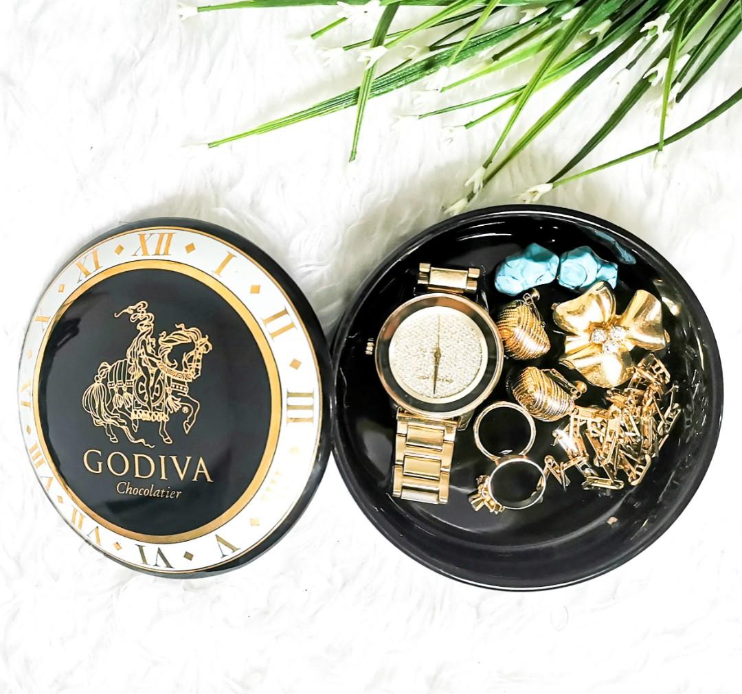 Godiva Chocolatier Porcelain Trinket Case (Category: Accessory Holder, Box & Organizers) located in Las Pinas. Submitted by oochiecoochie (Listing ID 1127194876, Image 1). Description: Godiva Chocolatier Trinket Case Store your trinkets in this Godiva trinket case made of porcelain. Place this as an accent piece on your dresser, office table , etc. and this will instantly glam up your corner. GODIVA Chocolatier is one of the world’s expensive cho