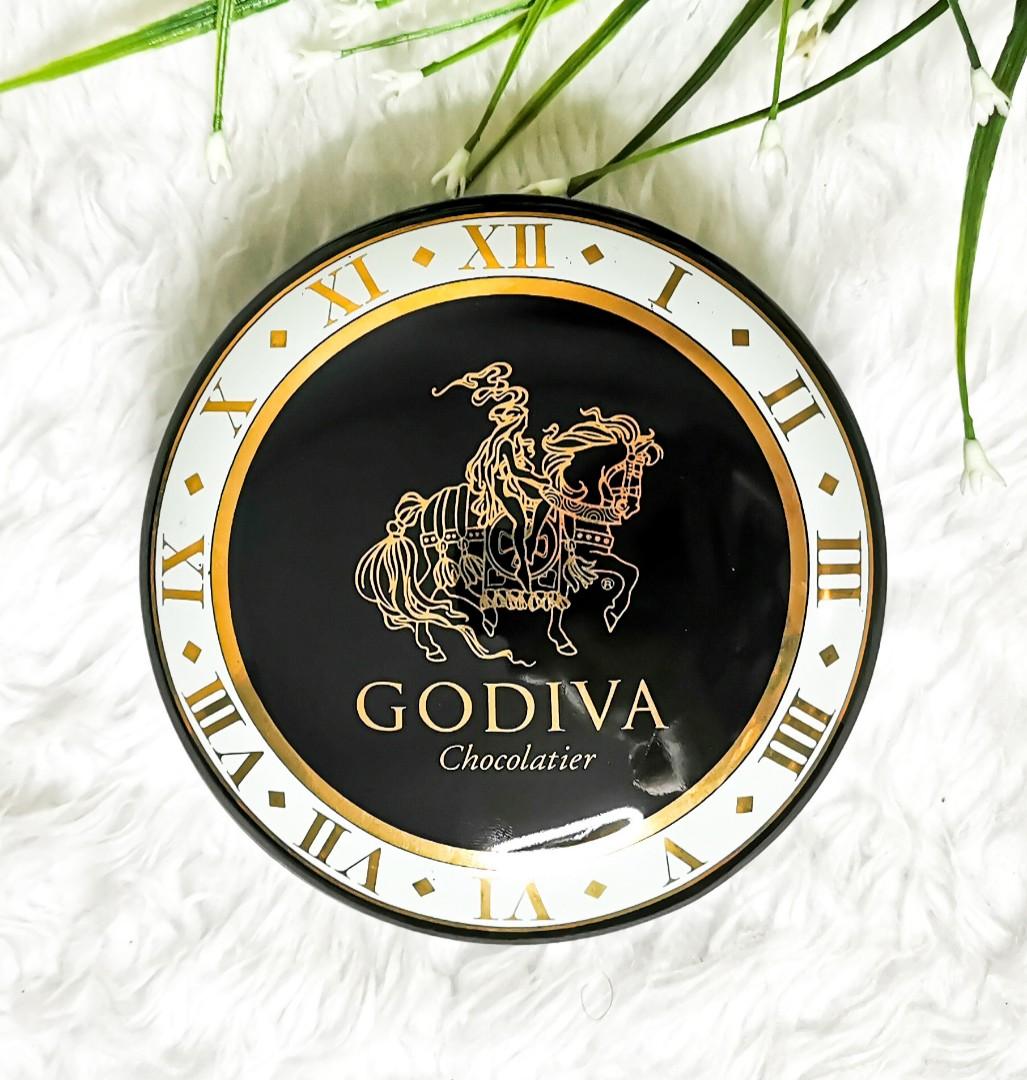 Godiva Chocolatier Porcelain Trinket Case (Category: Accessory Holder, Box & Organizers) located in Las Pinas. Submitted by oochiecoochie (Listing ID 1127194876, Image 2). Description: Godiva Chocolatier Trinket Case Store your trinkets in this Godiva trinket case made of porcelain. Place this as an accent piece on your dresser, office table , etc. and this will instantly glam up your corner. GODIVA Chocolatier is one of the world’s expensive cho
