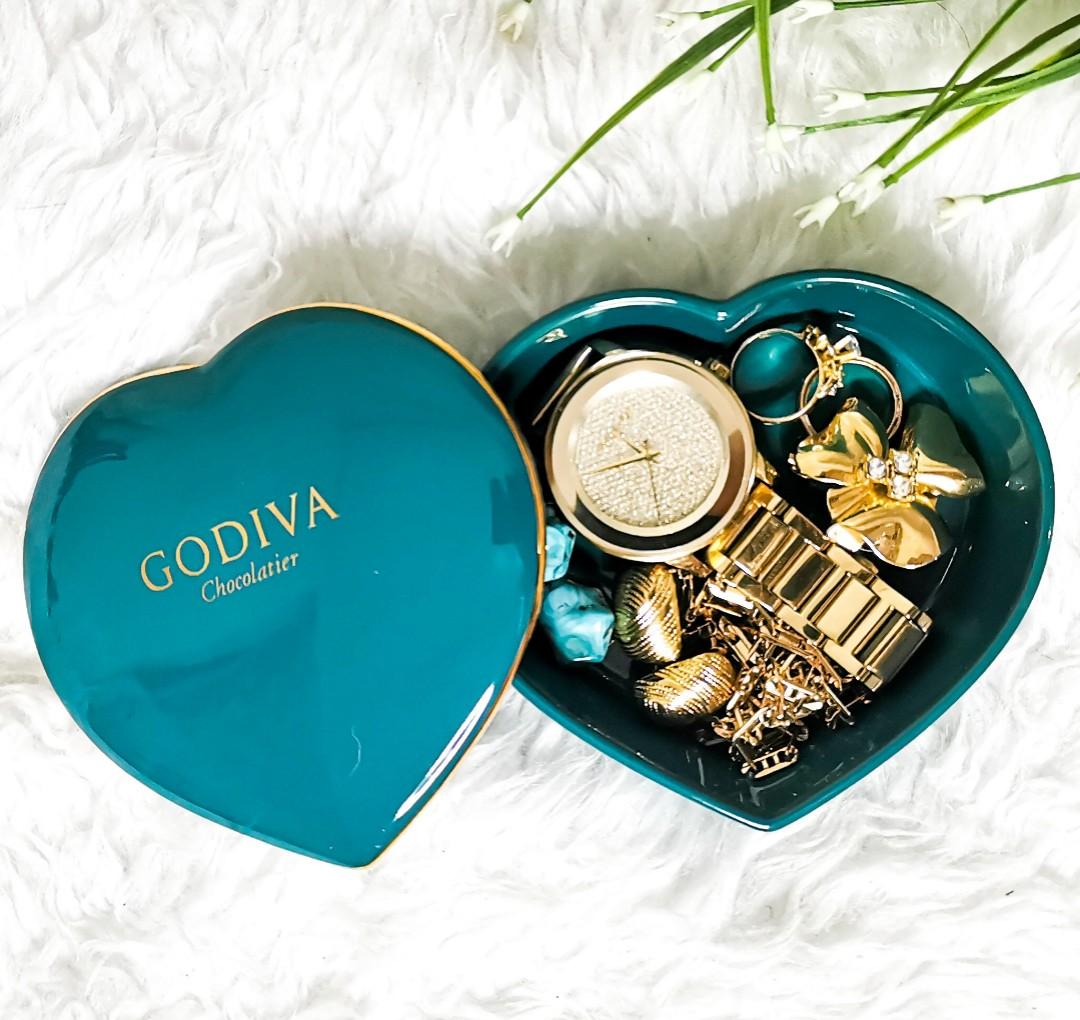 Godiva Chocolatier Porcelain Trinket Case (Category: Other Home Decor) located in Las Pinas. Submitted by oochiecoochie (Listing ID 1127195296, Image 1). Description: Godiva Chocolatier Trinket Case Store your trinkets in this Godiva trinket case made of porcelain. Place this as an accent piece on your dresser, office table , etc. and this will instantly glam up your corner. GODIVA Chocolatier is one of the world’s expensive chocolate brand found