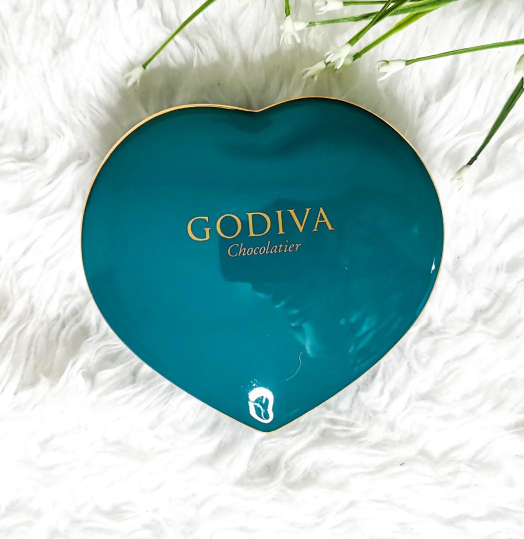 Godiva Chocolatier Porcelain Trinket Case (Category: Other Home Decor) located in Las Pinas. Submitted by oochiecoochie (Listing ID 1127195296, Image 2). Description: Godiva Chocolatier Trinket Case Store your trinkets in this Godiva trinket case made of porcelain. Place this as an accent piece on your dresser, office table , etc. and this will instantly glam up your corner. GODIVA Chocolatier is one of the world’s expensive chocolate brand found