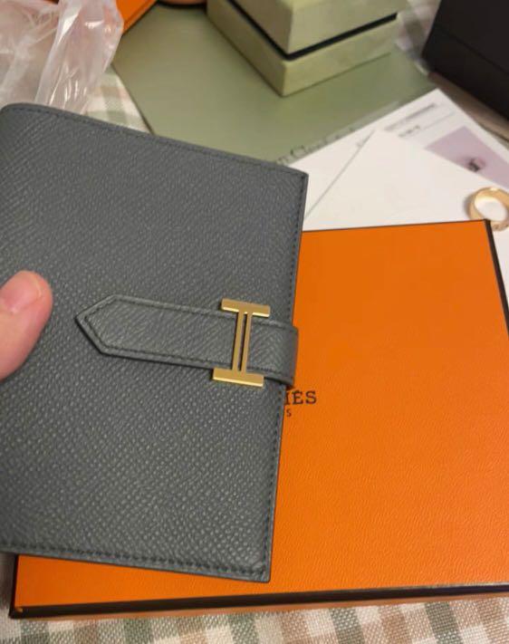 Hermes Bearn Wallet （分類：銀包、卡片套）位於 Hong Kong。 由 realclassluxury 提交（商品編號 1127209453，圖片 2）。簡介： 閒置品有盒 63杏仁綠 所有貨品支持賠驗 更多款式同顏色可以去Instagram ⬇️⬇️⬇️ Mosquito .hk。