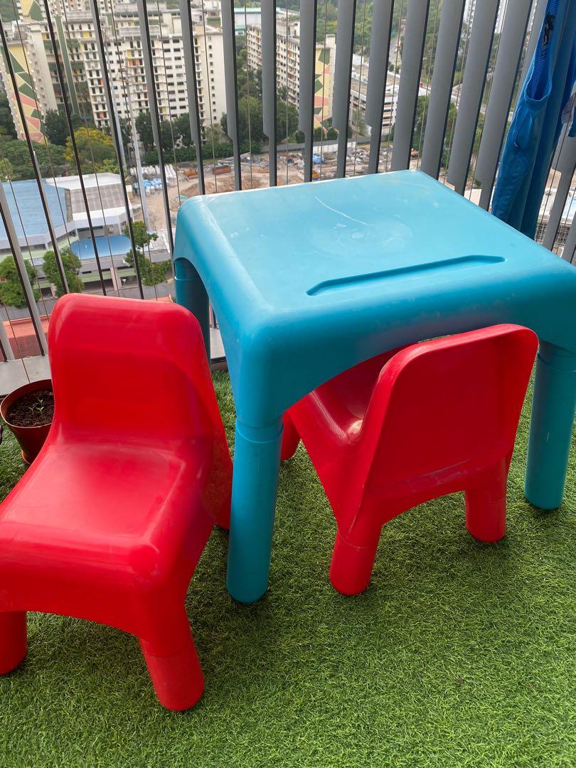 Elc plastic on sale table and chairs