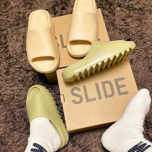 5 COLOURS LOGO Yeezy Slides, Men's Fashion, Footwear, Flipflops and Slides  on Carousell