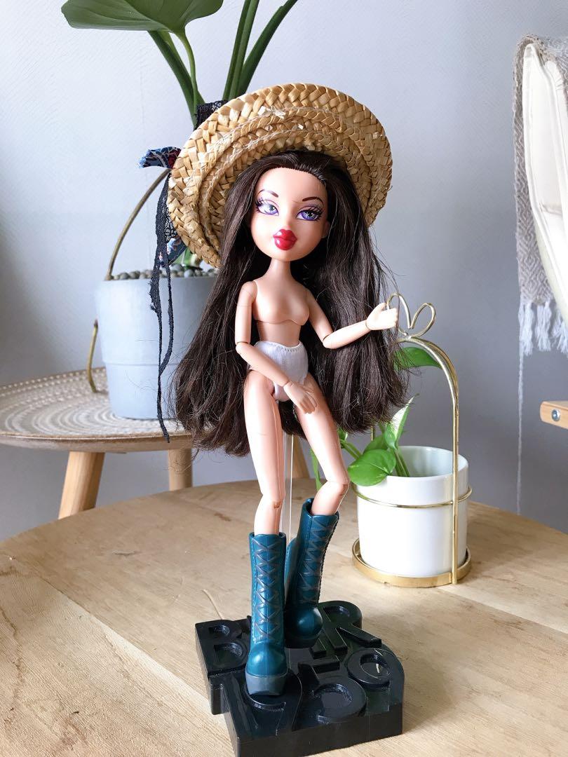 Articulated bratz doll shop