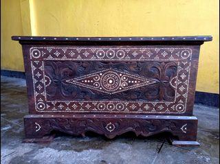 Chest / Baul with Mother of Pearl Inlay and Carving  83X42X49