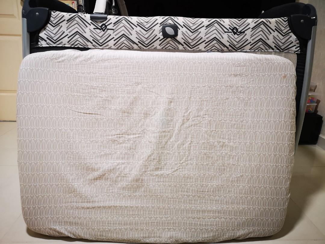 Joie foldable cot with beddy and sheets +diaper changing station