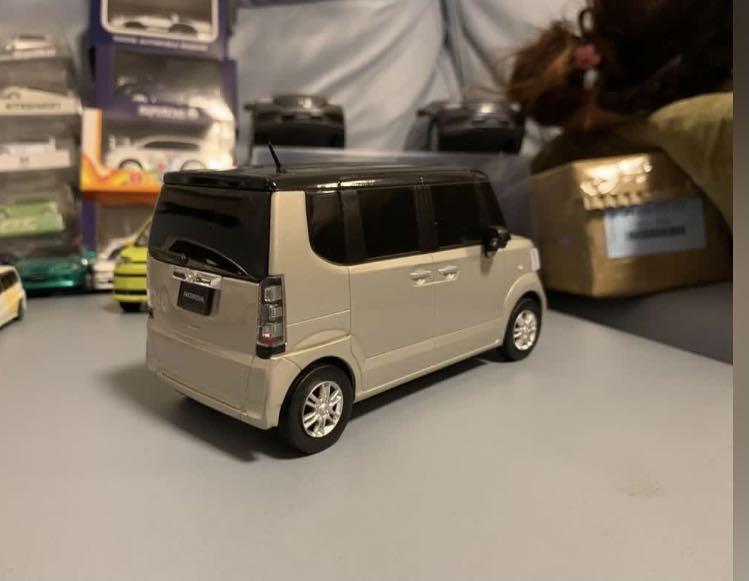 1 24 Honda N Box 日本本田原廠塑膠showroom 色辦車米色黑頂 興趣及遊戲 玩具 遊戲類 Carousell